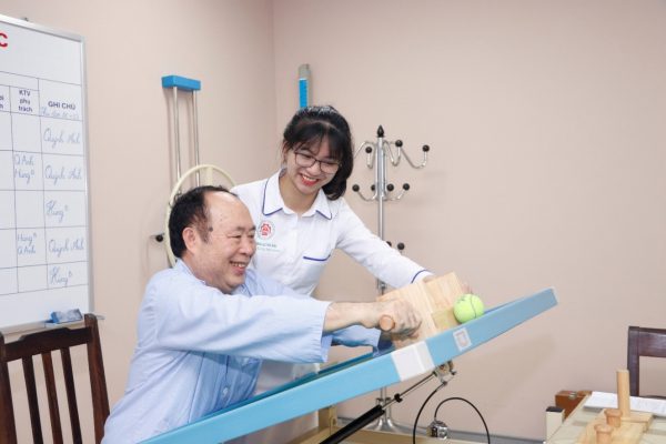 Sinh viên tốt nghiệp ngành Kỹ thuật Phục hồi chức năng có thể làm việc ở nhiều vị trí khác nhau trong hệ thống Y tế