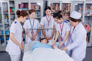 Ngành Hộ sinh phù hợp với những bạn yêu thích chăm sóc sức khỏe mẹ và trẻ sơ sinh